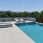 וילה Hesperian Luxury With Private Heated Pools