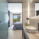 Hesperian Luxury With Private Heated Pools וילה