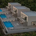 Hesperian Luxury With Private Heated Pools וילה