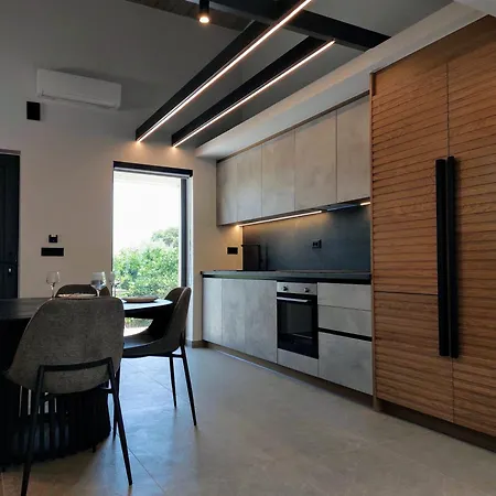 Hesperian Luxury With Private Heated Pools וילה