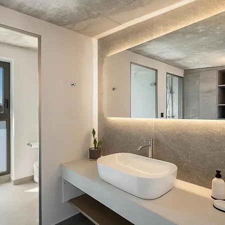 Hesperian Luxury With Private Heated Pools